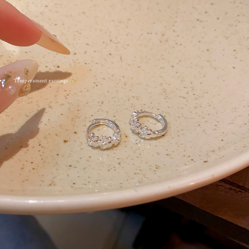 The bustling silver flower stud earrings and ear buckles are versatile and elegant, exuding a sense of high-end sophistication. They are best-selling earrings and accessories Application Scenario