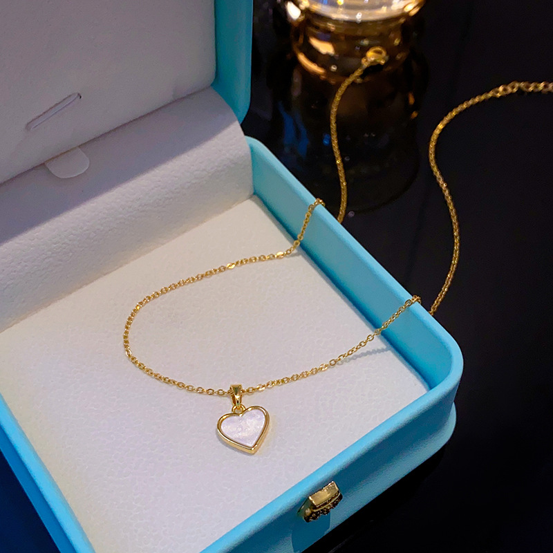 Fashionable and simple white acrylic heart-shaped necklace, a rare and versatile titanium steel collarbone chain, a stylish and elegant accessory wholesale details Picture