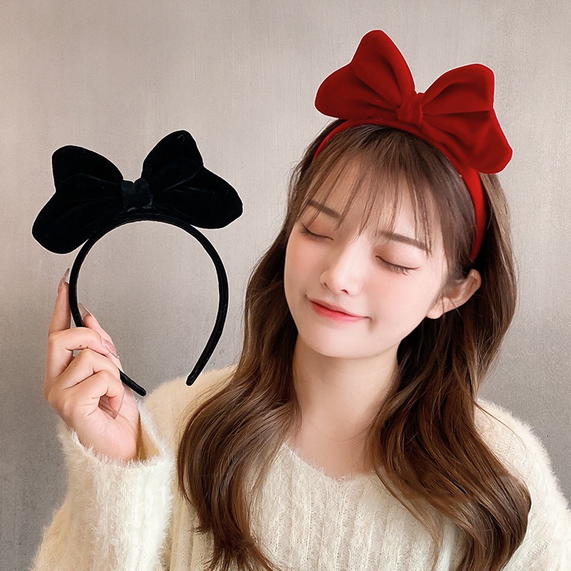 Snow White's velvet hairband, a sweet photo taken with a huge red bow, and a live-streamed hairpin on the stage details Picture