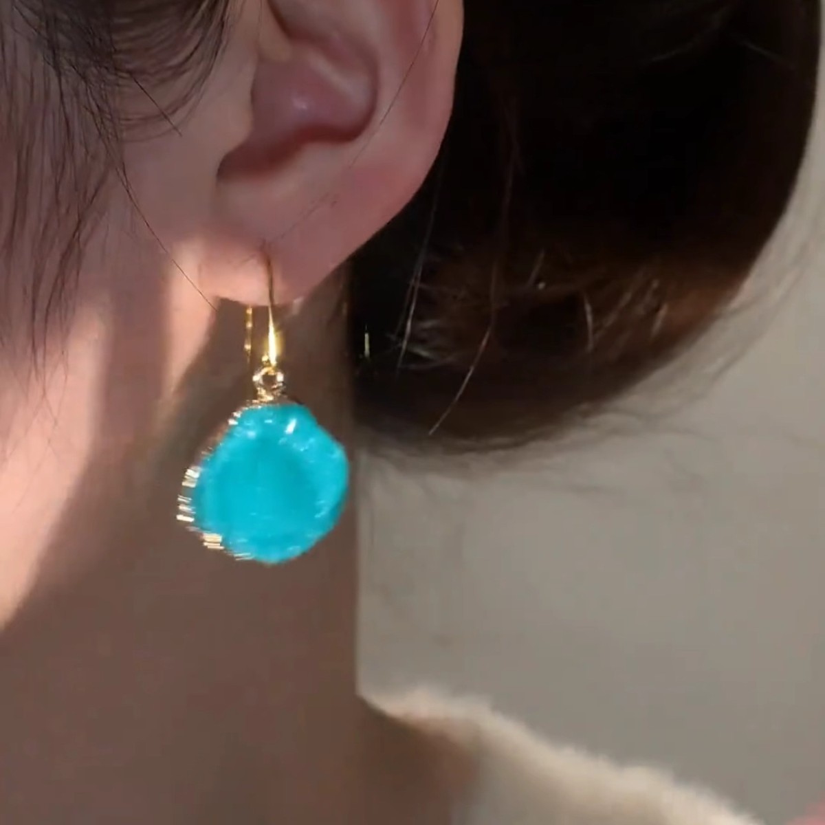Cold and cool glacier blue geometric stud earrings, niche design sense, high-end and exquisite style, fashionable and elegant, versatile earrings Application Scenario