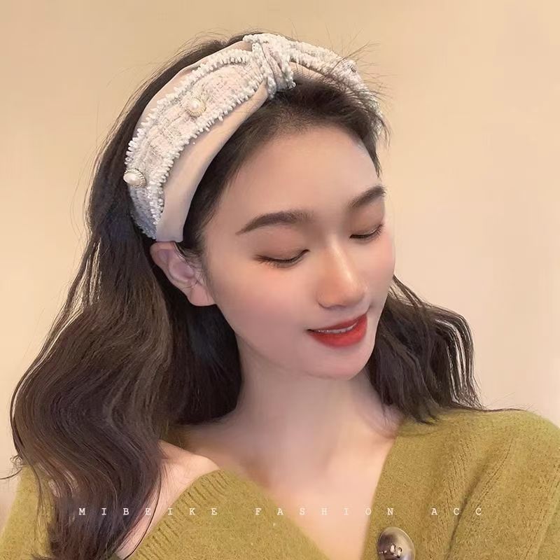 The chanel-style wide-brimmed pearl headband, double-layer woolen, retro knotted headband, sweet and elegant, with a pressed hair buckle accessory for women details Picture