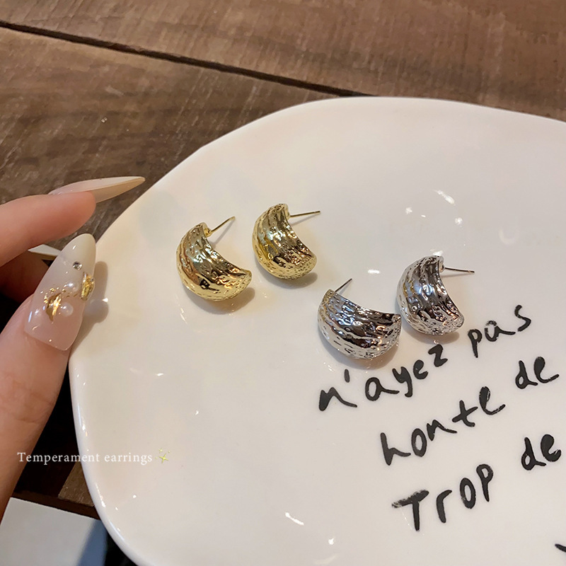 925 Silver needle exaggerated pleated metal C-shaped earrings, versatile and high-end stud earrings, a stylish and popular accessory for socialite Application Scenario