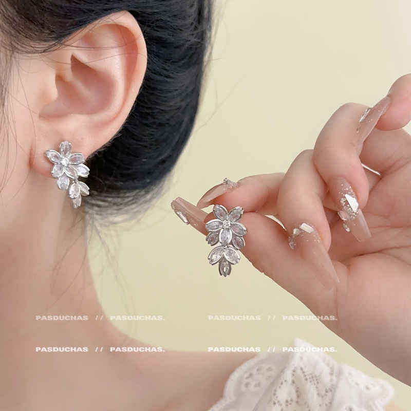 Light luxury thousand-gold style ~ Exquisite water diamond flower earrings 2025 Summer new style, high-end, elegant and grand earrings for women full figure