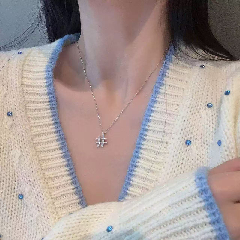 This fashionable and light luxury copper necklace with micro-inlaid diamonds exudes a feminine and high-end charm. It features a niche design and is a popular online necklace Application Scenario