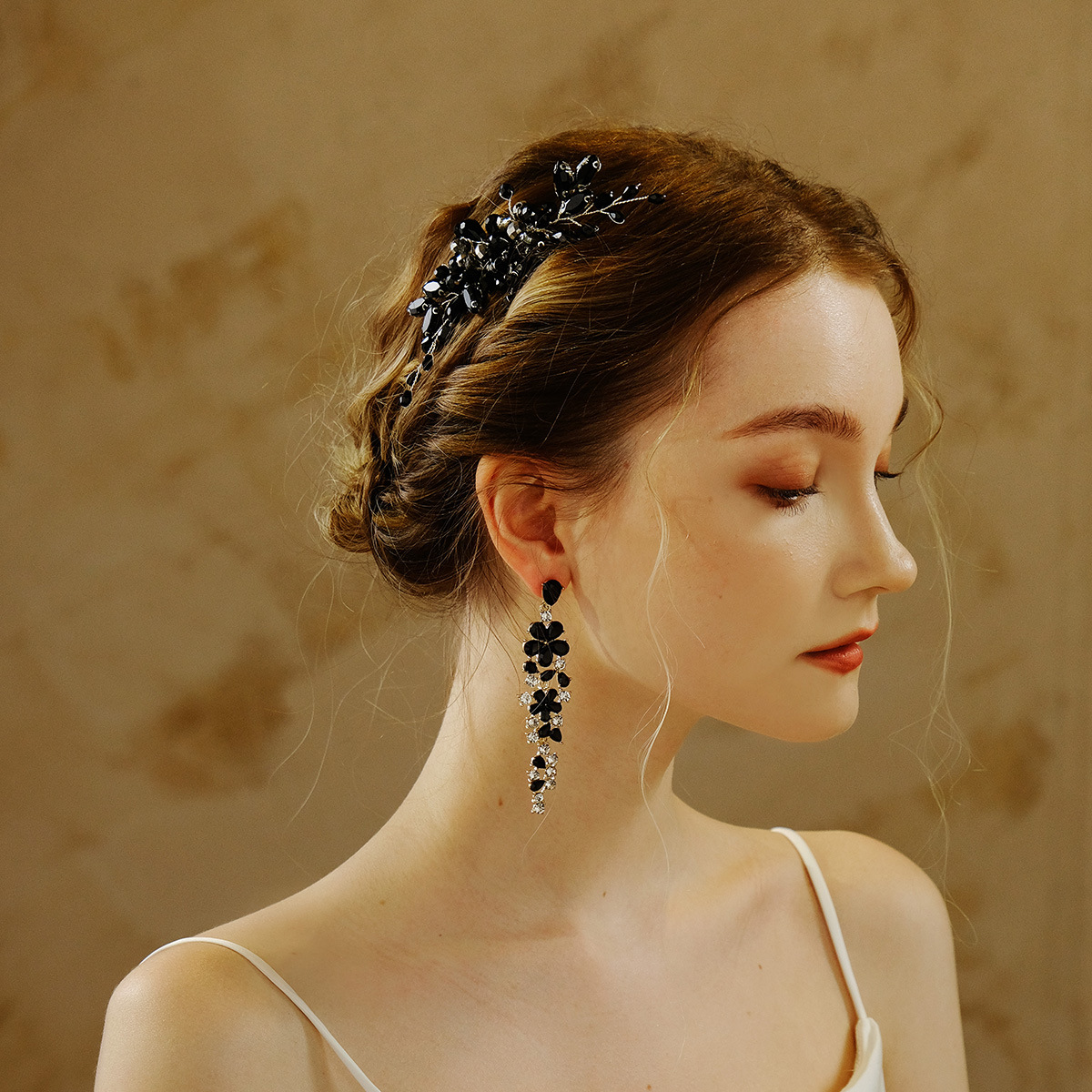 Bride's hair accessory, wedding dress headwear, comb, simple handcrafted Halloween diamond-encrusted updo, dark crystal comb full figure