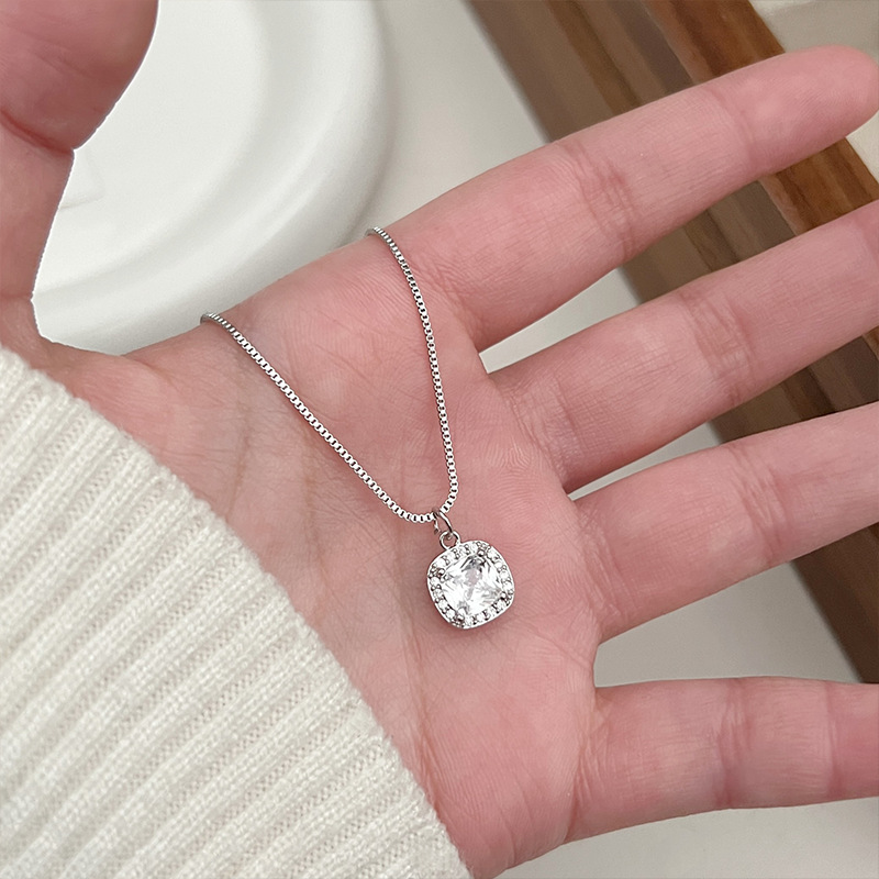 999 sterling silver necklace for girls, light luxury, unique and non-fading collarbone chain, a birthday gift for your girlfriend and a beautiful female best friend Application Scenario