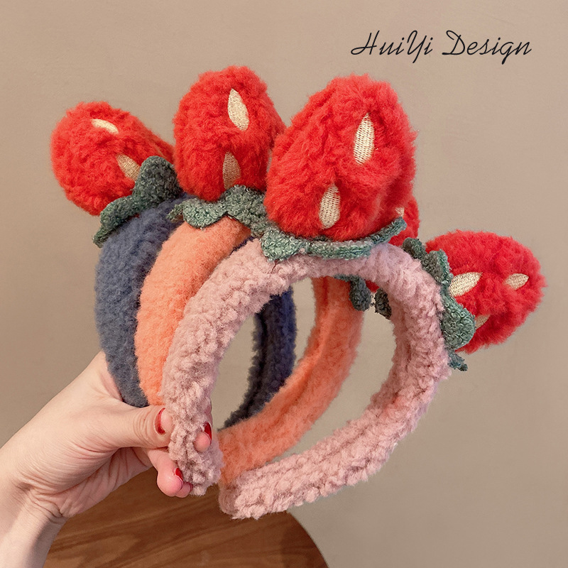 The cute three-dimensional strawberry headband of the internet-famous girl, the sweet forest-style headband, the face-washing, makeup and hair-pressing band, and the Korean headwear details Picture