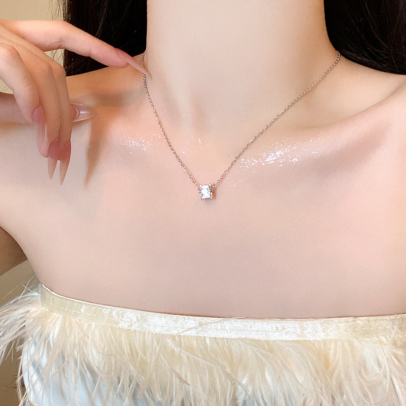 A silver square single diamond titanium steel necklace with a feminine design sense, a niche Internet celebrity cold style collarbone chain, a new light luxury accessory Application Scenario