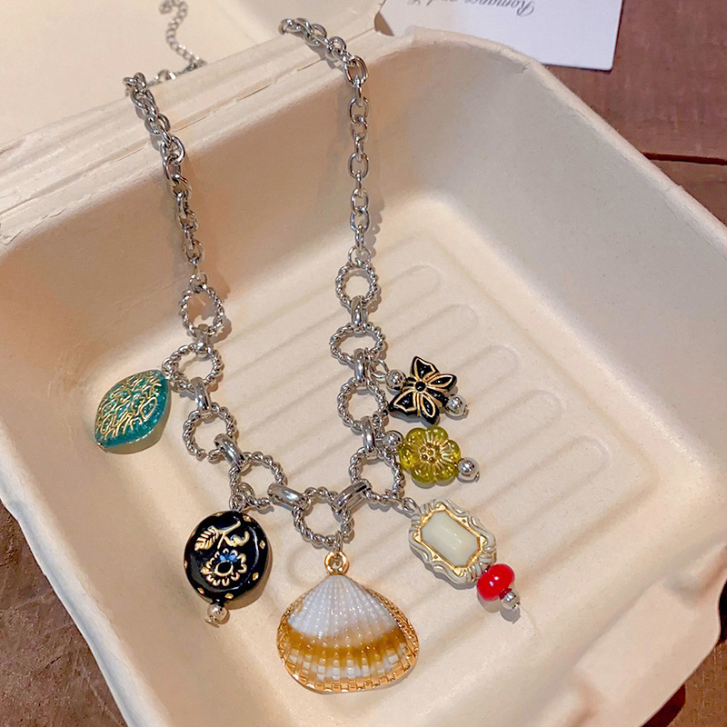 Retro shell butterfly pendant necklace for women, new autumn and winter vacation style, light luxury sweater chain, personalized and fashionable accessory details Picture