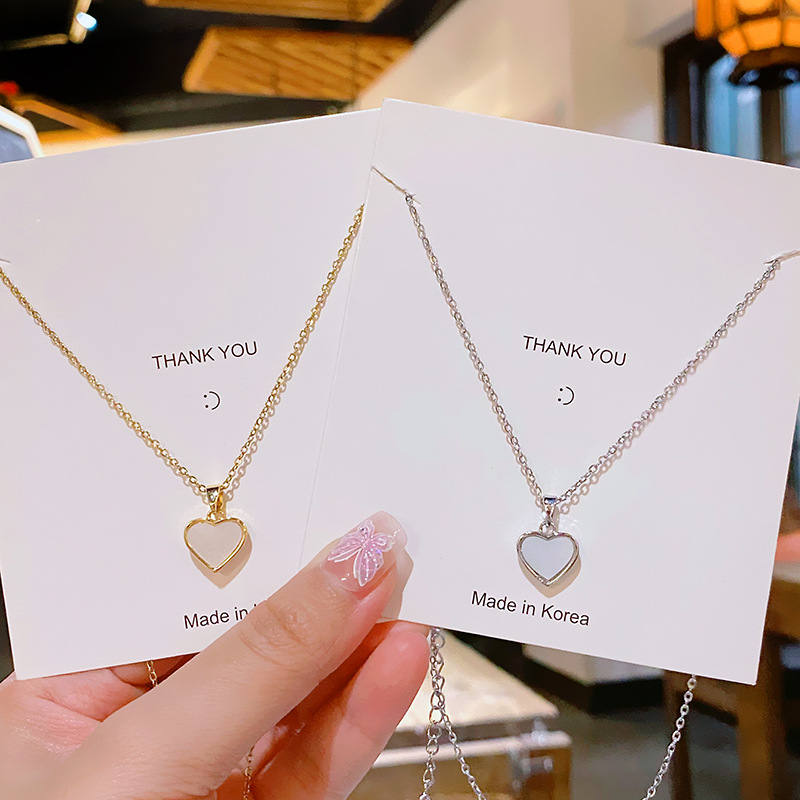 Elegant and individualistic, light luxury, heart-shaped pendant, titanium steel necklace, women's niche, versatile, internet-famous collarbone chain, fashionable double-sided accessory full figure