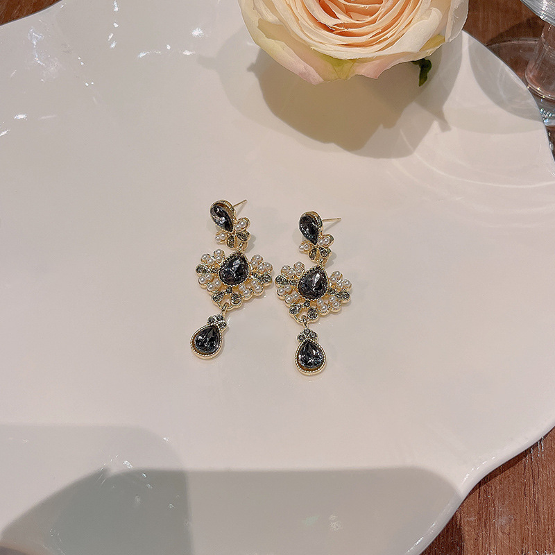 925 Silver needle French retro court style pearl earrings, women's InS-style light luxury high-end design earrings and earrings Application Scenario