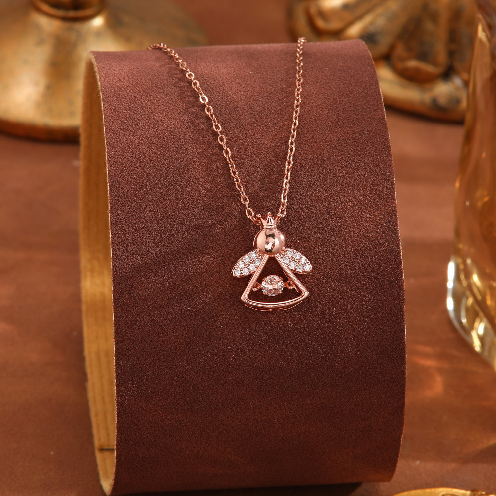 The titanium steel pendant necklace with a dynamic design does not fade, featuring a simple and elegant style. The lucky clover chain is a niche and popular necklace for wholesale Application Scenario