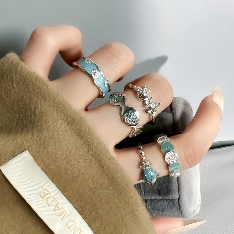 Retro court-style small Daisy enamel elegant open ring for women on Instagram, cold style butterfly simple and niche ring full figure
