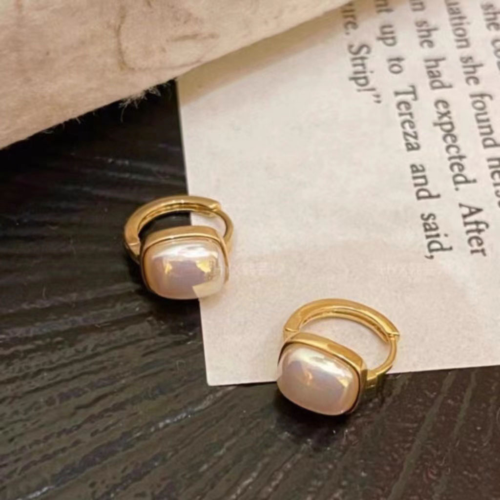 French retro pearl ear buckles, a light luxury and niche design for women, high-end ear studs, fashionable and small earrings, and elegant earrings details Picture