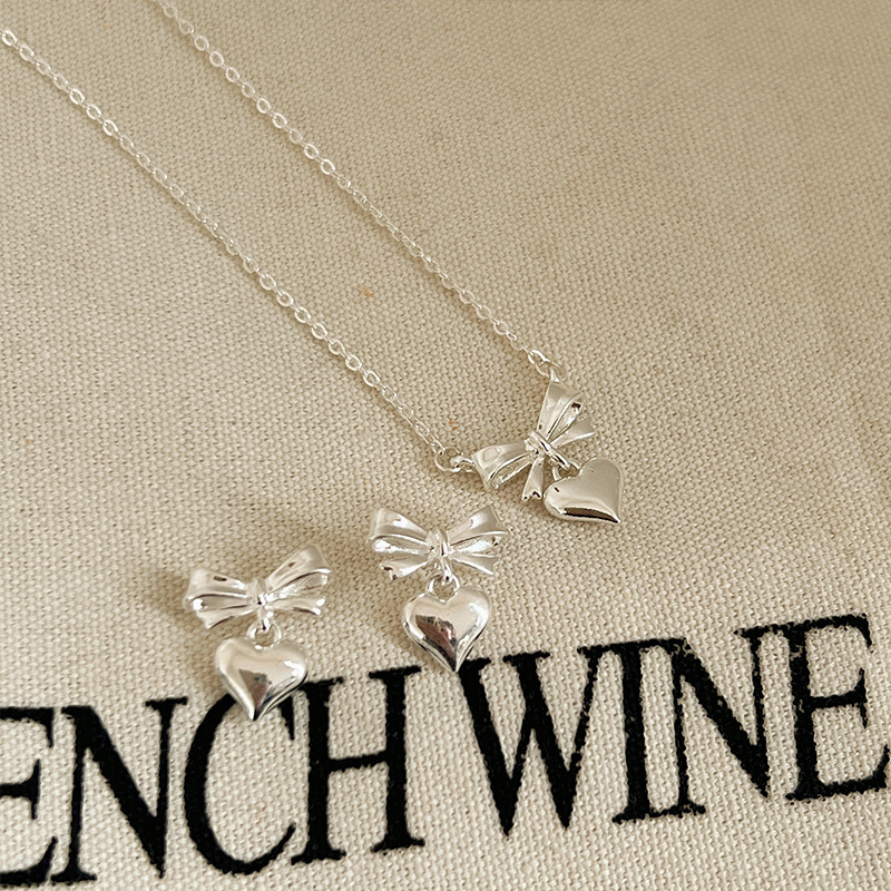 Silver bow heart-shaped necklace collarbone chain earrings 2024 new style simple and niche design sweet stud earrings Item Picture