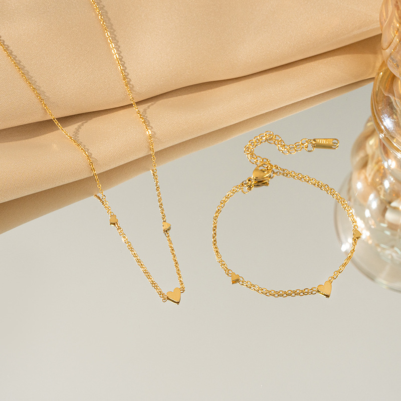 This non-fading titanium steel simple heart-shaped necklace and bracelet set is fashionable and versatile. It's a niche collarbone chain and a trendy and elegant accessory details Picture