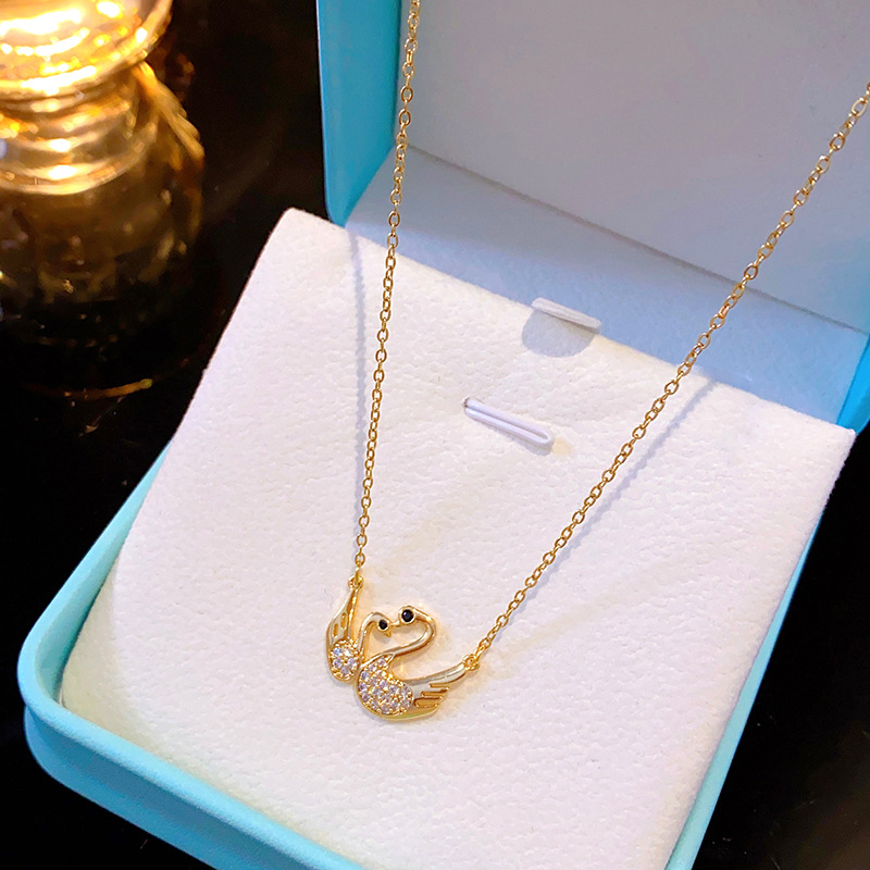 This is a simple and fashionable double swan necklace for women, featuring a niche and light luxury design. It is a popular collarbone chain and a versatile and elegant accessory details Picture