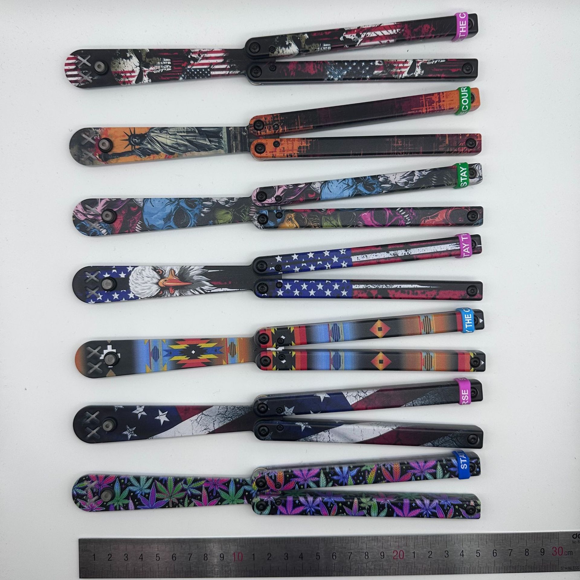Factory direct sales: Junzhuo Workshop Butterfly knives, swing knives, fancy plastic knives, training folding knives, safe and non-sharp full figure