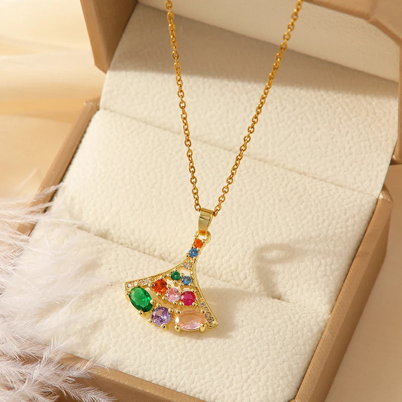 This necklace is filled with zirconium flowers, exuding a light luxury vibe. It features a small zirconium collarbone chain and is a retro titanium steel set that has become a popular Instagram influencer Application Scenario