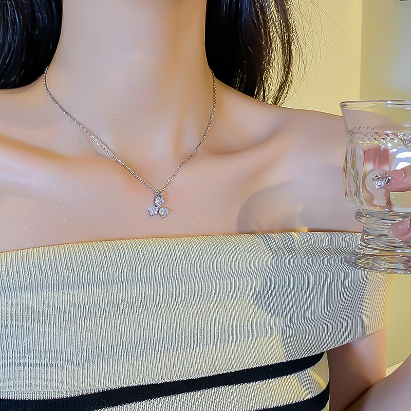 A Korean version of a niche design with three heart-shaped clover necklaces, simple and versatile for women, zircon pendant, and exquisite collarbone chain Specification drawing