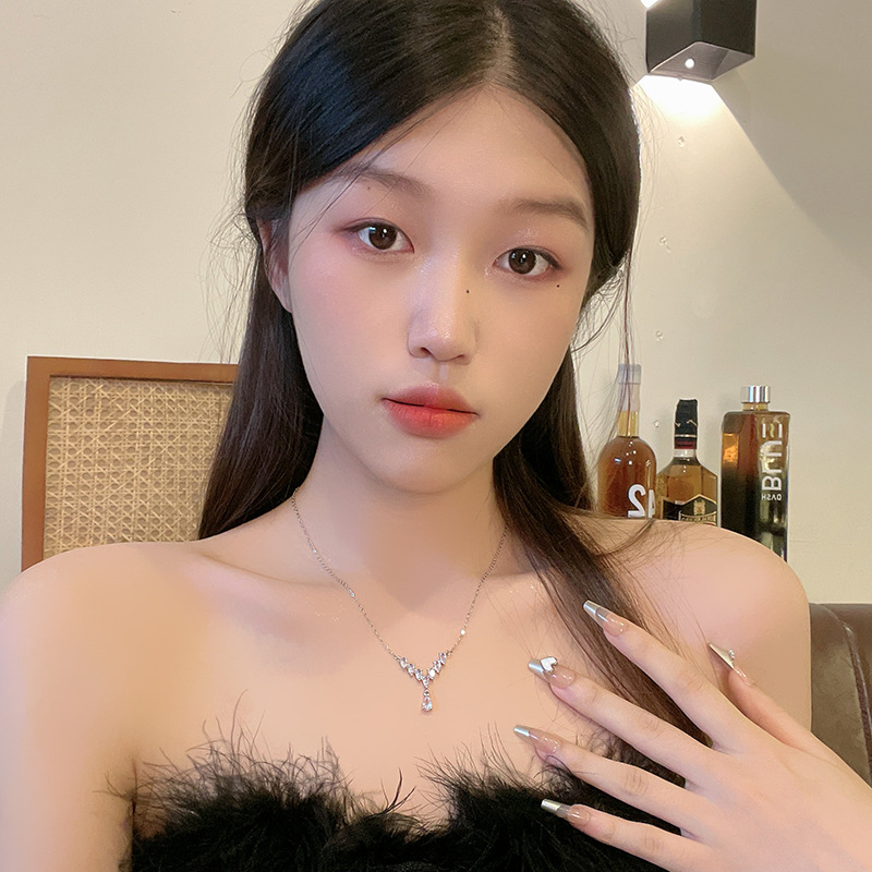 Cold style, high-end design sense, V-shaped zircon titanium steel necklace, women's fashionable and elegant, versatile collarbone chain wholesale details Picture