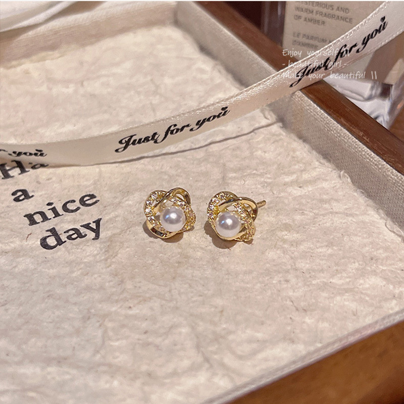 Korean bestsellers, simple and elegant pearl stud earrings, women's light luxury, niche, super sparkling diamond-encrusted geometric earrings and earrings wholesale Application Scenario