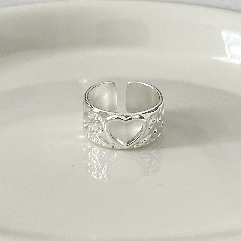 A new Japanese-style ring with a unique design and adjustable opening for the index finger ring, featuring a touch of love and micro-setting, is trendy and luxurious for women on Instagram details Picture