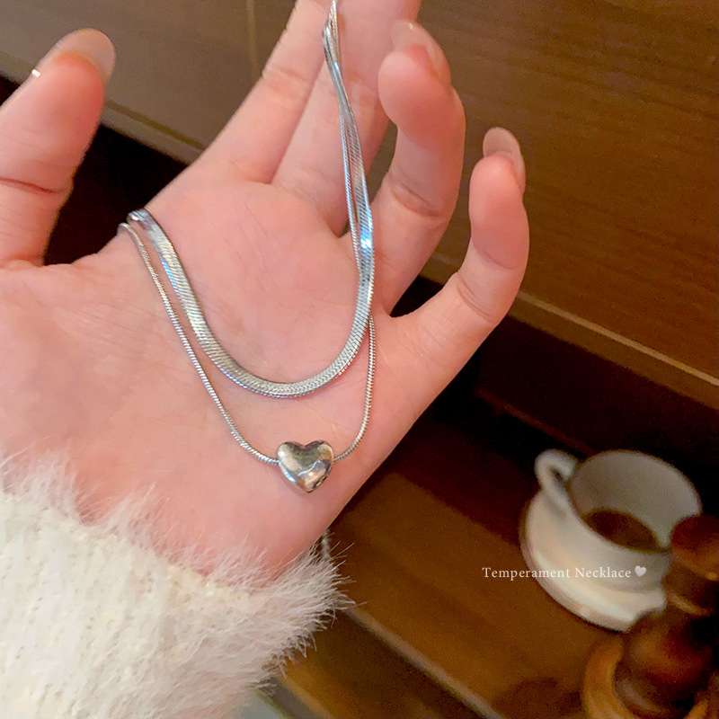 Cold and simple double-layer heart-shaped collarbone chain, light luxury, niche and high-end snake bone chain sweater hoodie chain full figure
