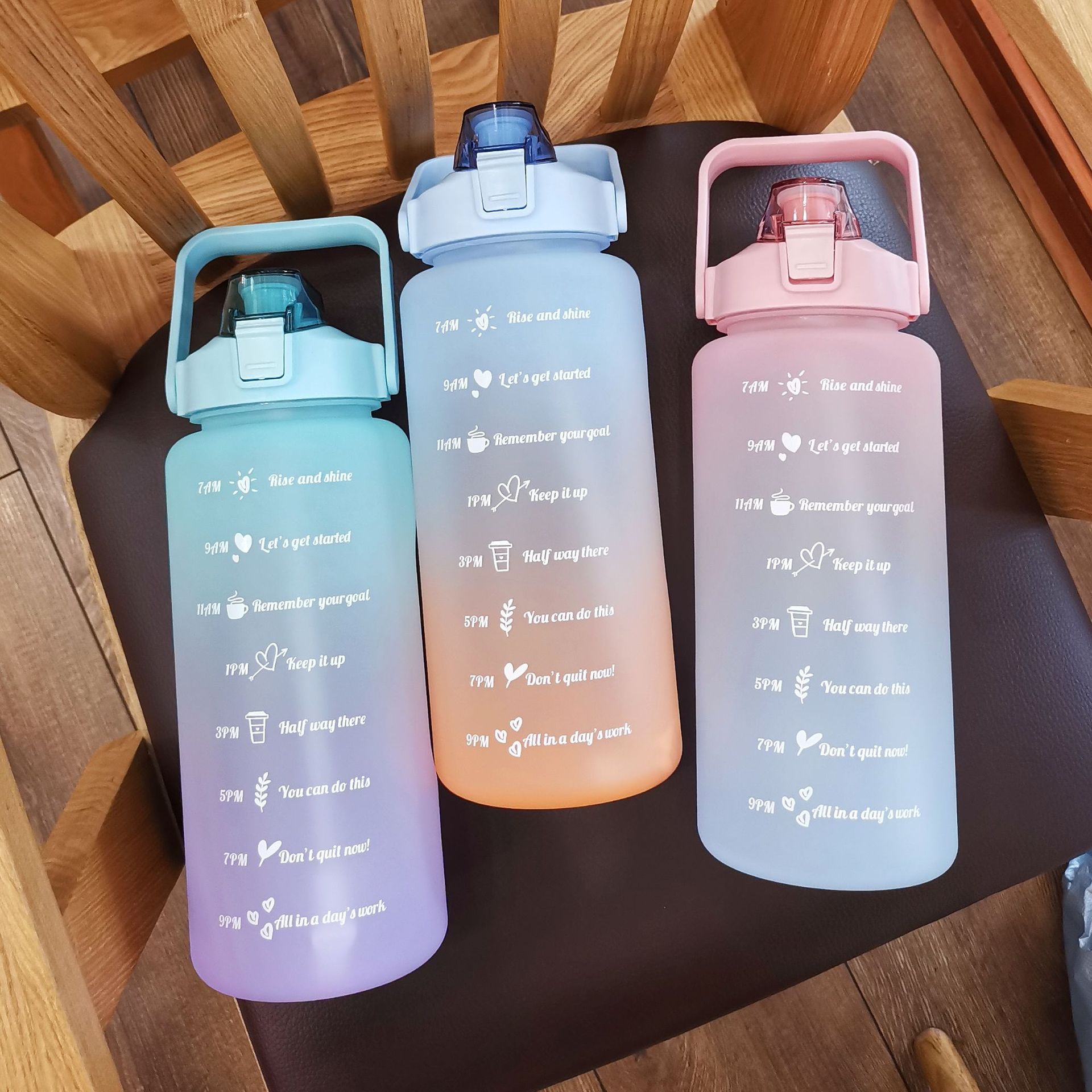 Large-capacity water bottle with straw, gradient frosted outdoor plastic cup, portable anti-drop water cup with scale for fitness and sports details Picture
