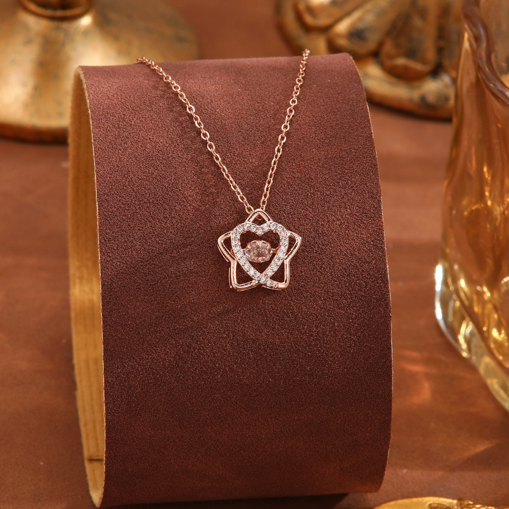 The titanium steel pendant necklace with a dynamic design does not fade, featuring a simple and elegant style. The lucky clover chain is a niche and popular necklace for wholesale details Picture
