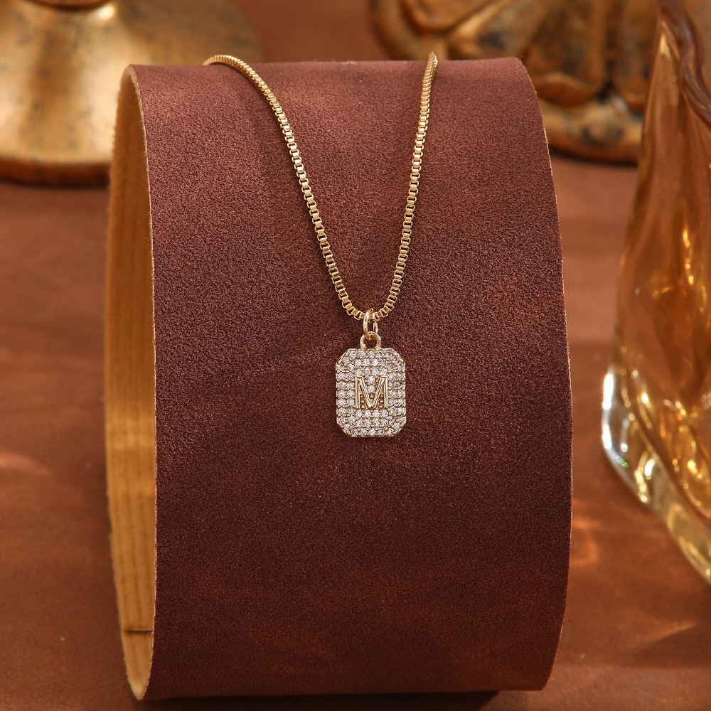 Simple and light luxury style titanium steel necklace, non-fading, niche design, high-end feel, geometric pendant, elegant collarbone chain wholesale Application Scenario