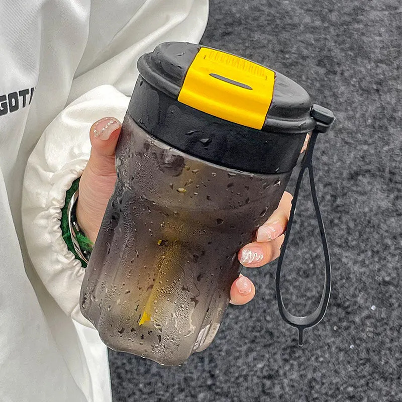 Simple coffee cup with straw, portable for office use, adult plastic cup, summer sports couple gift, casual water cup Application Scenario