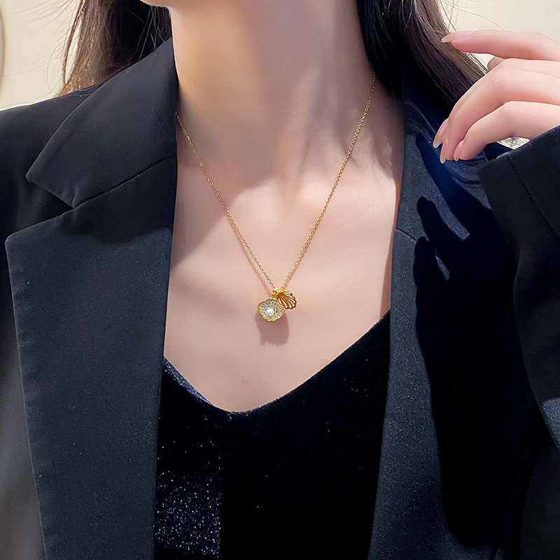 The hollowed-out pearl shell necklace is a niche design with a light luxury feel for women. The collarbone chain is slightly studded with diamonds and can be opened as a pendant accessory Application Scenario