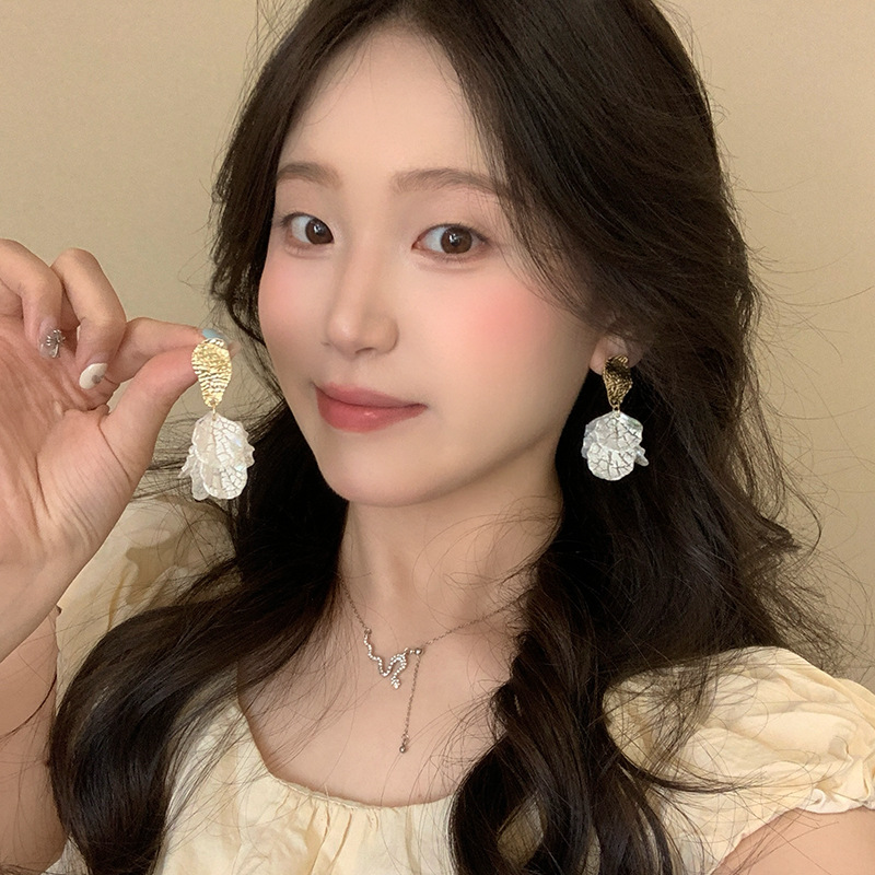 Light luxury, niche and high-end shell flower earrings, fashionable and versatile, elegant petal stud earrings, best-selling internet-famous earrings for women details Picture
