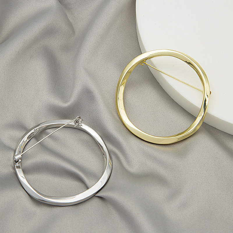 Japanese and Korean exquisite geometric circular brooch, round pin, sweater anti-glare cardigan button, suit clothing decoration details Picture