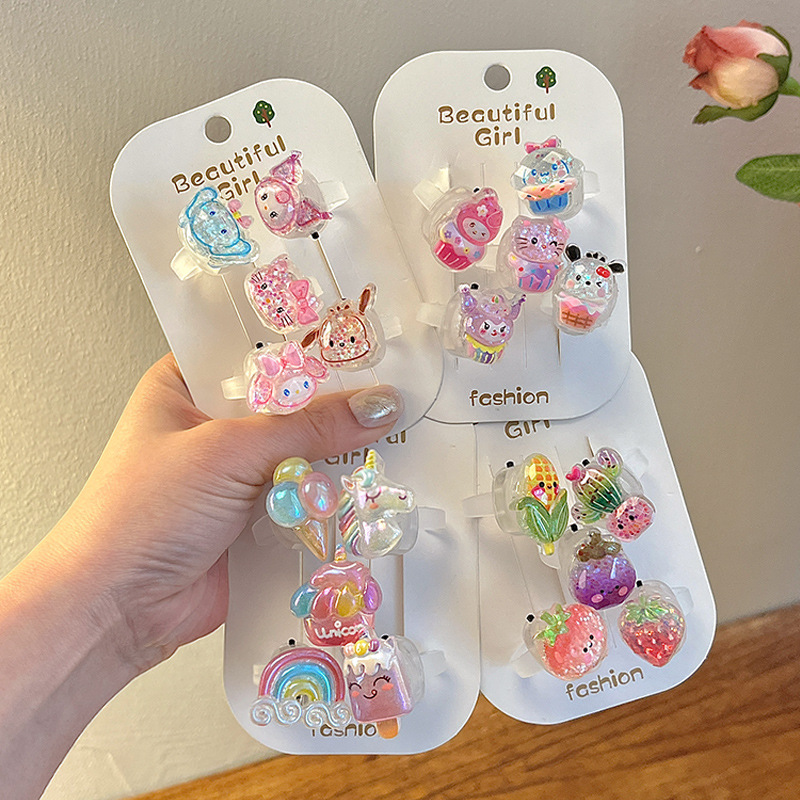 A cute little girl with a flowing sand glowing ring, a flashing light ring with a switch, cartoon jewelry, and a girl's ring details Picture