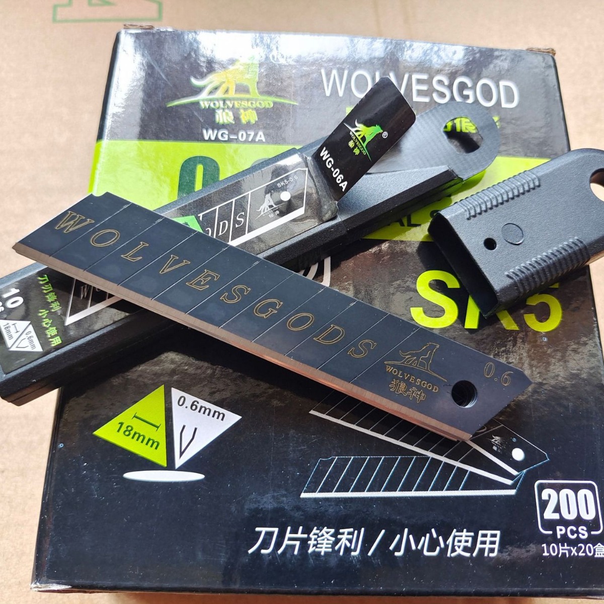Factory wholesale black-edge blades, utility knives, paper cutting blades, medium blades, large wallpaper blades, 18mm Application Scenario
