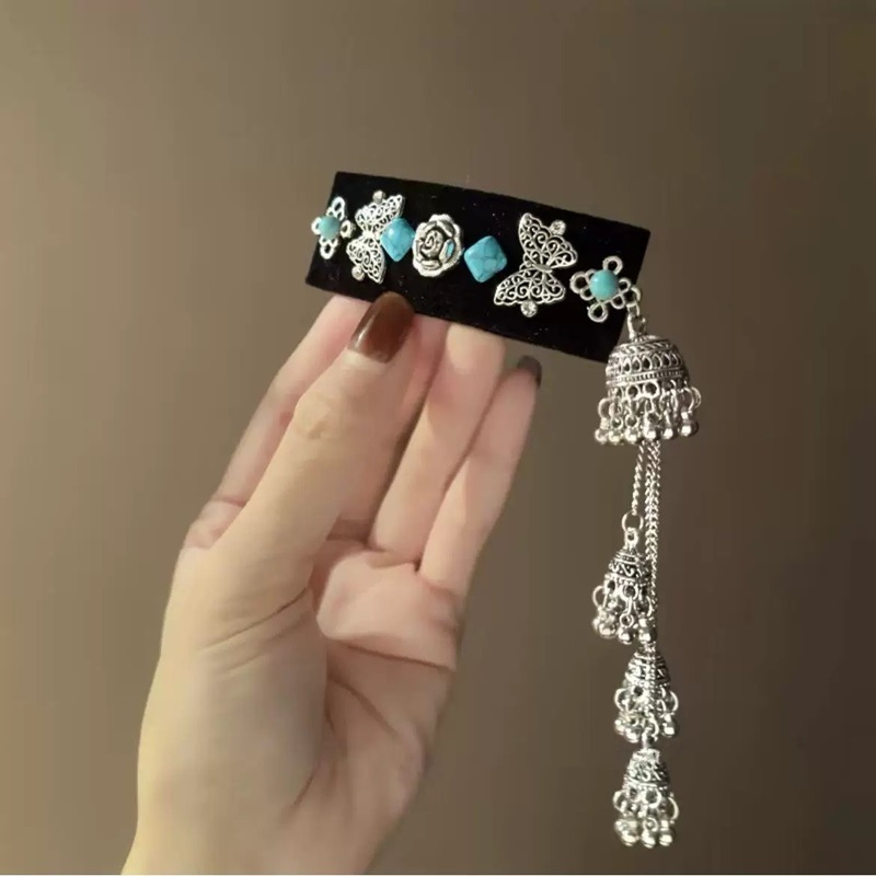 The same silver tassel bell-shaped hair accessory and headwear as Yi Mengling, ethnic style hair clips, bangs clips and high-end hairpins full figure