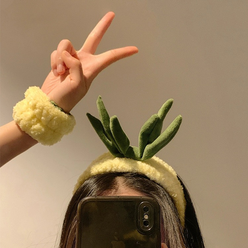 Sweet and cute pineapple for washing the face, plush hair tying, anti-slip hair band for girls to wash up and apply facial masks, and funny headband Specification drawing