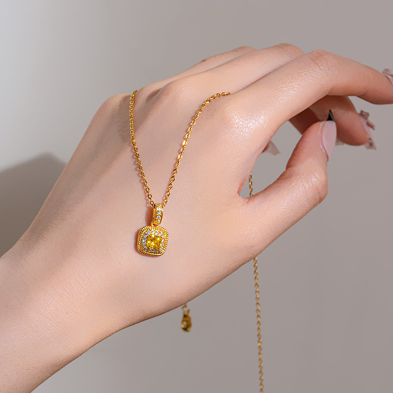The Douyin hit golden cube sugar titanium steel necklace, a fashionable and exquisite women's fashion zircon square diamond collarbone chain, a trendy and elegant accessory details Picture