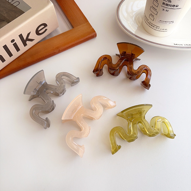 Acrylic jelly clip for women's back head hairpin, shark clip, 2023 new style simple and elegant hairpin headwear Application Scenario