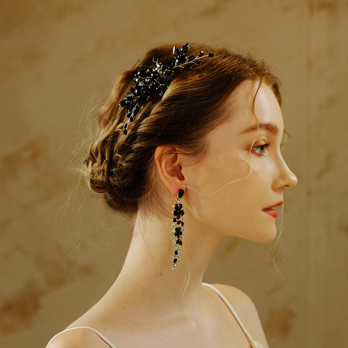 Bride's hair accessory, wedding dress headwear, comb, simple handcrafted Halloween diamond-encrusted updo, dark crystal comb details Picture