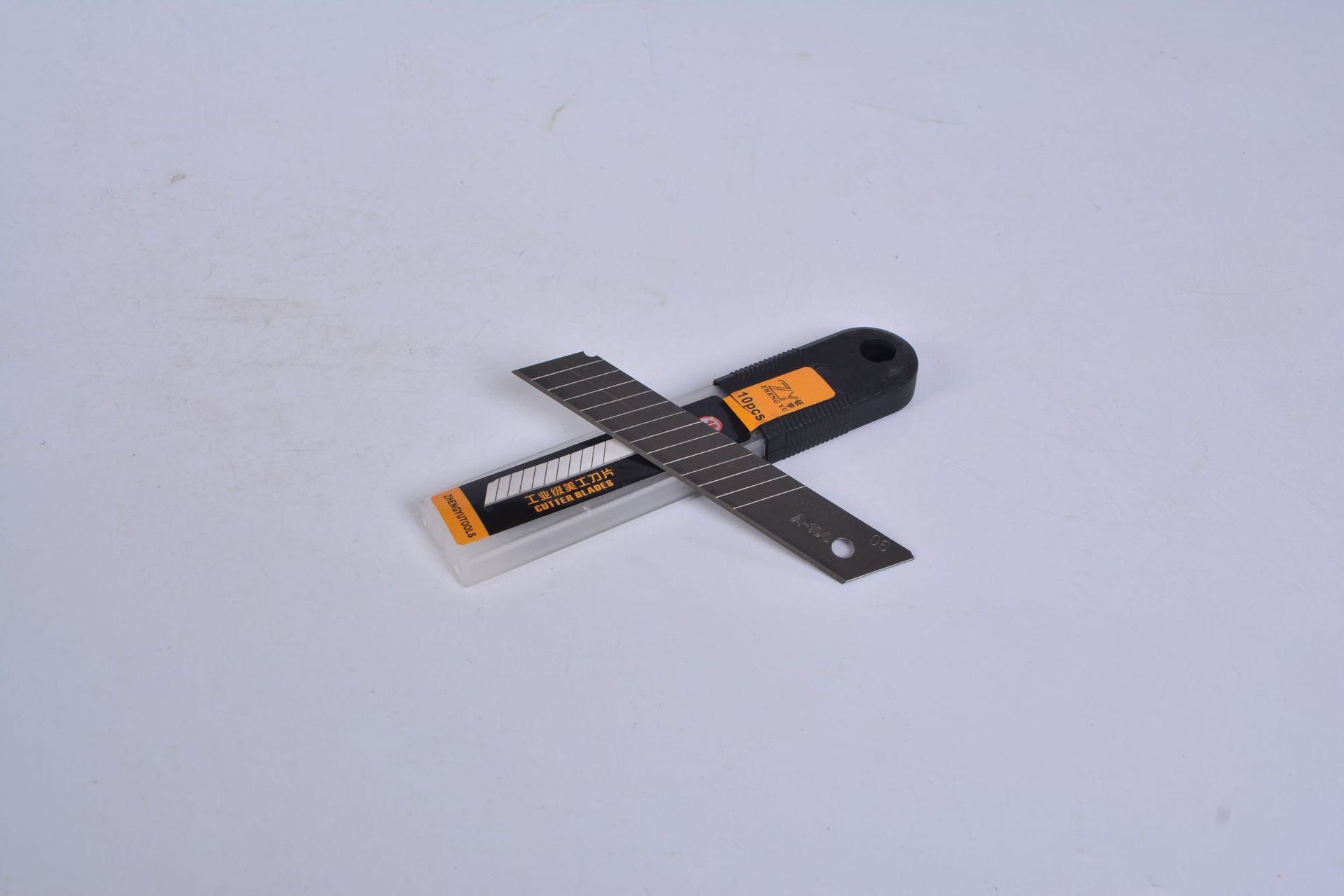 Factory wholesale 18mm large blade, graphic design blade, wallpaper blade, paper cutting blade, unpacking blade, large supply undefined