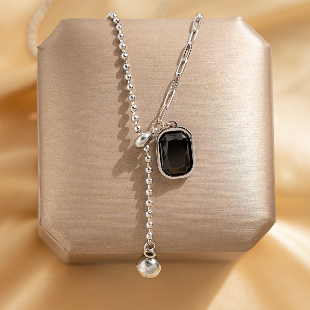 Korean-style geometric tassel spliced chain titanium steel necklace, a versatile and light luxury adjustable collarbone chain for women's fashion, autumn and winter accessories Application Scenario