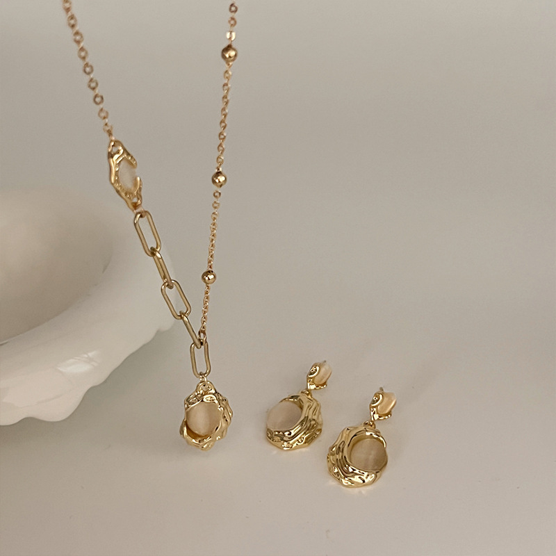 Tiger's eye stone pendant hoodie necklace, a versatile accessory for women's light luxury and retro style, a new best-selling sweater chain in 2024 Application Scenario