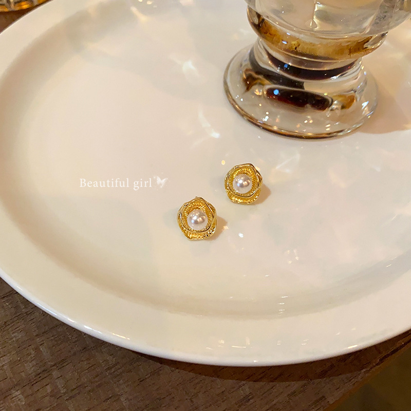 Double-layer lotus pearl stud earrings for women, with a light luxury and niche design sense, are a new 2025 bestseller and Internet celebrity earrings Application Scenario