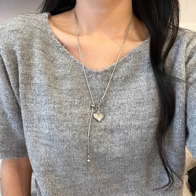 Minimalist silver heart-shaped pendant necklace for women's spring and summer, a light luxury titanium steel pull-out long hoodie chain accessory full figure