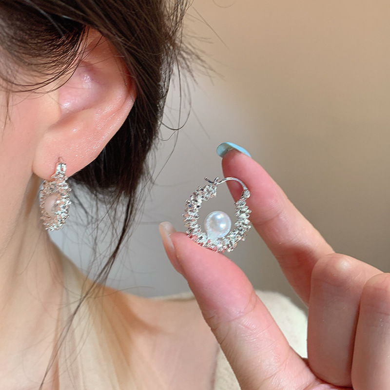 Silver pearl stud earrings, feminine, lightweight, luxurious and high-end niche earrings, 2025 new bestseller earrings wholesale details Picture
