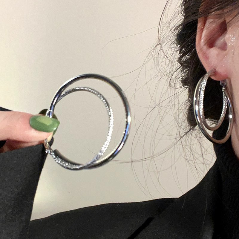 Simple and cold style double-ring large earrings for women, new trendy and individual earrings in 2025, elegant and high-end, round face stud earrings full figure