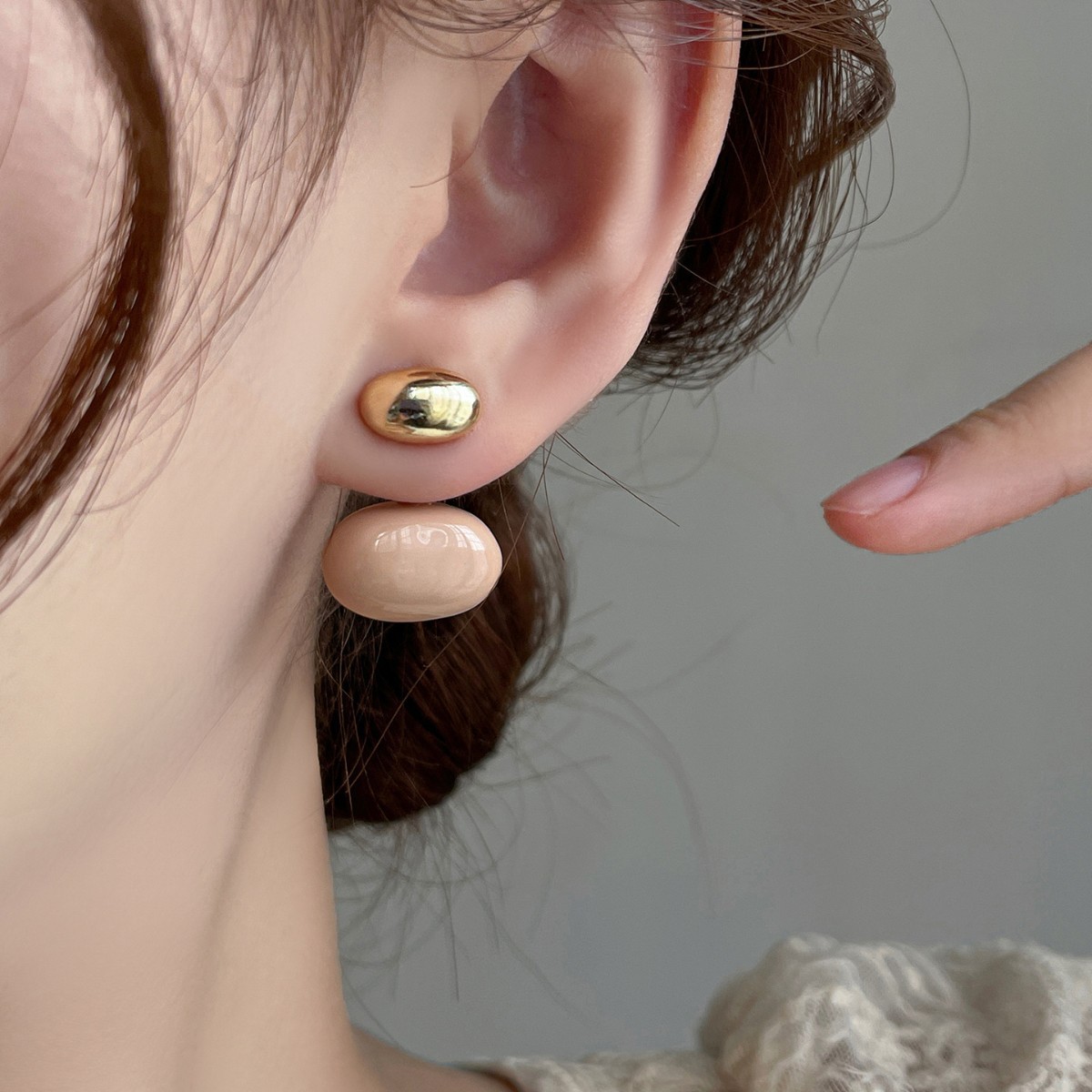 A simple Korean-style Maillard oil-dripping oval bean-shaped stud earring for women, a two-wear, niche design for autumn and winter details Picture